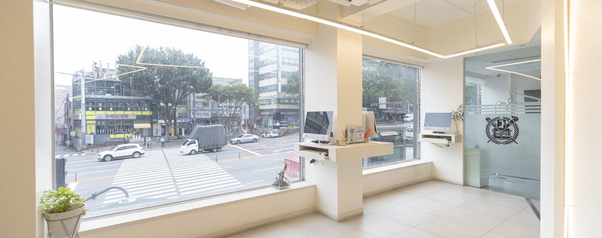 A window at The Seoul Dental looking out over Seongnam-daero and the pedestrian crossing outside the building